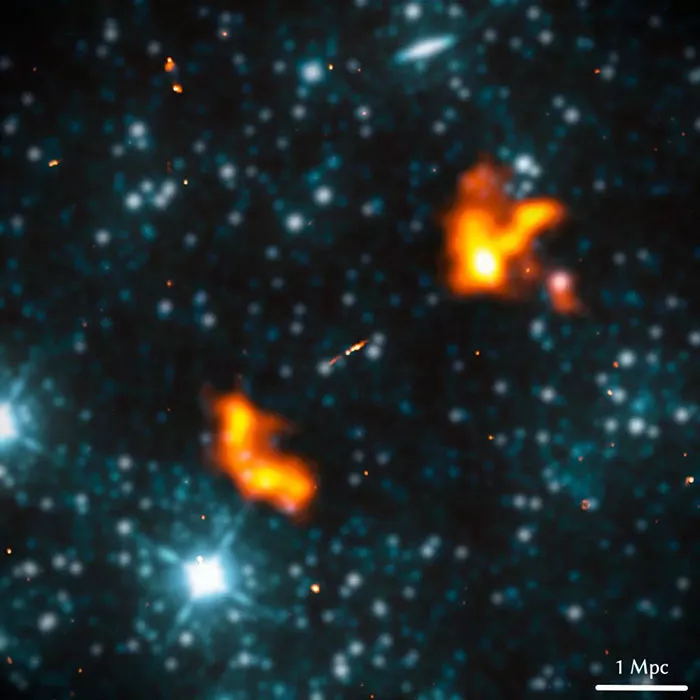 چشم‌انداز مادون قرمز آلسونئوس، کهکشان رادیویی با طول ۵ مگاپارسک. پژوهشگرها تصاویر نقشه‌بردار دو متری آسمان LOFAR (LoTSS) را که به رنگ نارنجی نشان داده شده است، با تصاویر کاوشگر نقشه‌بردار مادون قرمز میدان عریض (WISE) ترکیب کردند که به رنگ آبی نمایش یافته است.